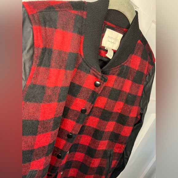 EUC Forever 21 Women’s small red black buffalo plaid bomber jacket faux leather - Picture 12 of 12